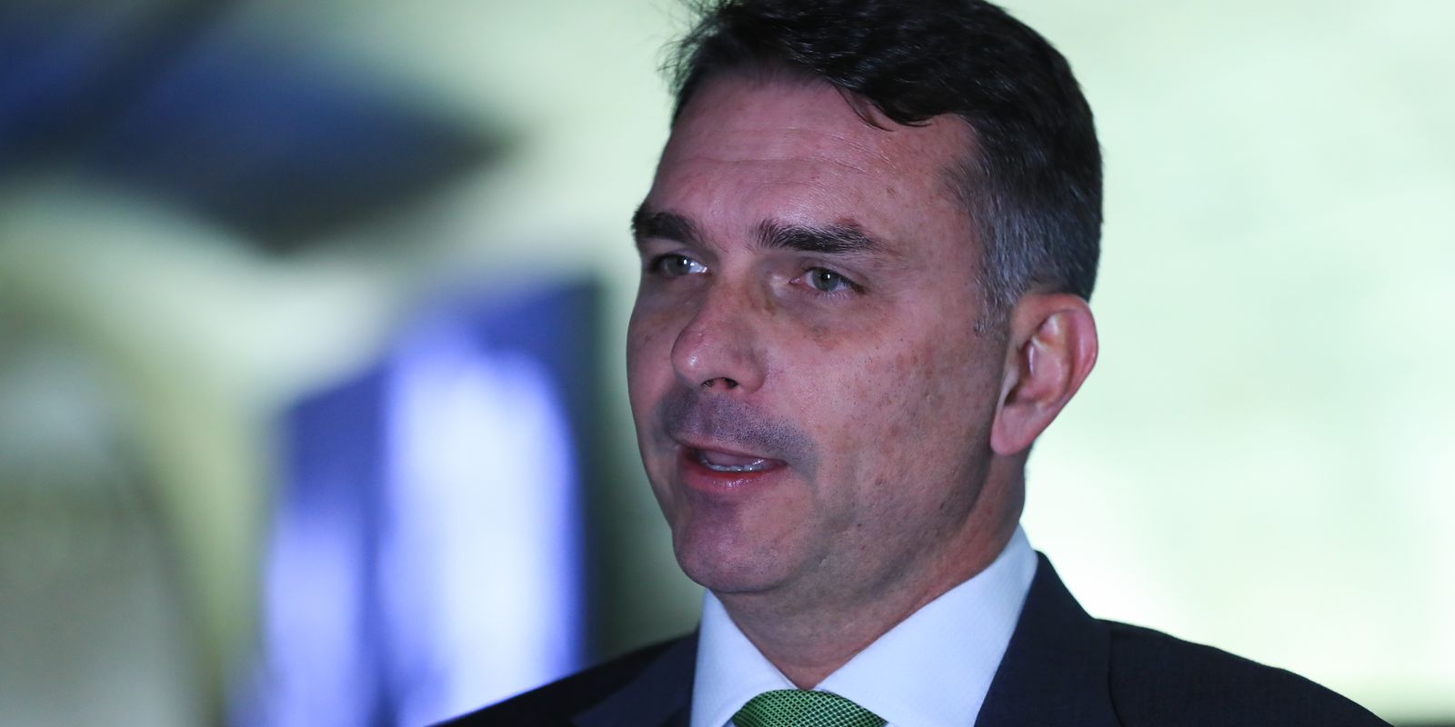 Parlamentares solicitam apuração de vínculos entre Vorcaro e Flávio