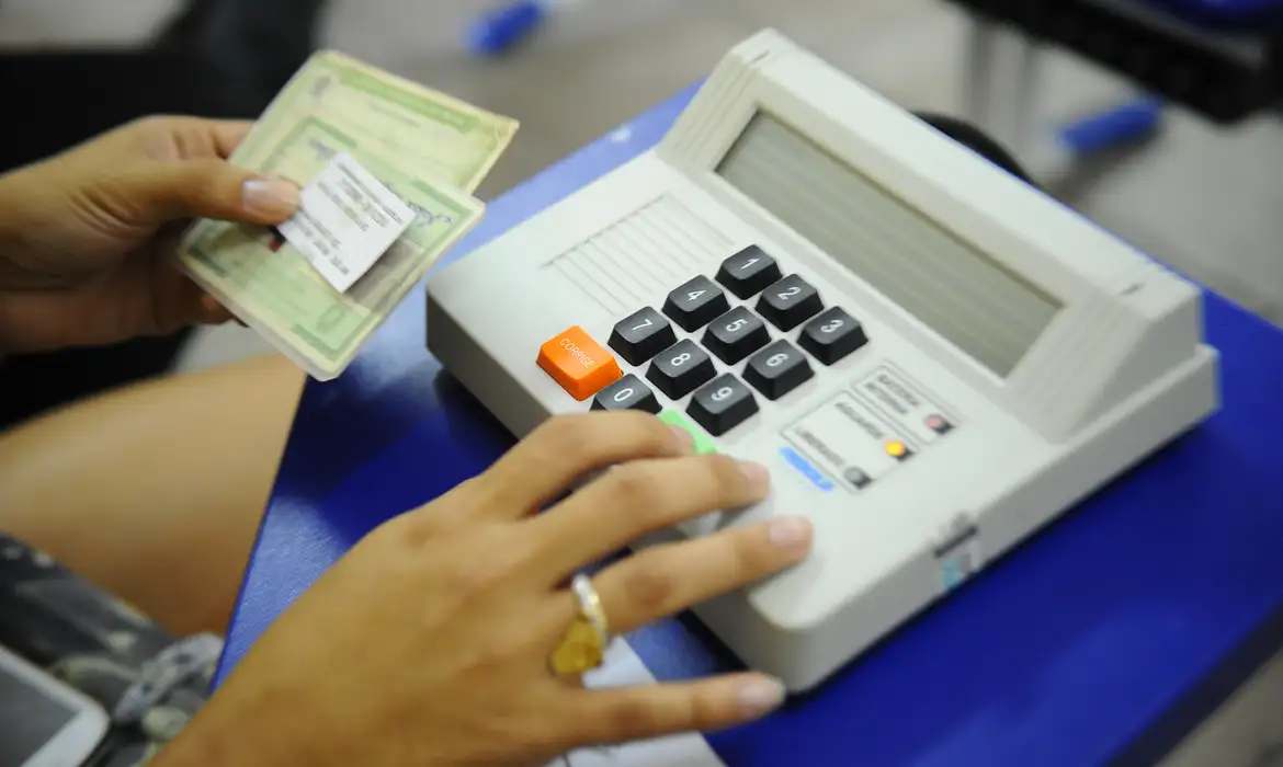 Mulheres lideram atendimentos para regularização do título de eleitor em Goiás, representando 53,9%