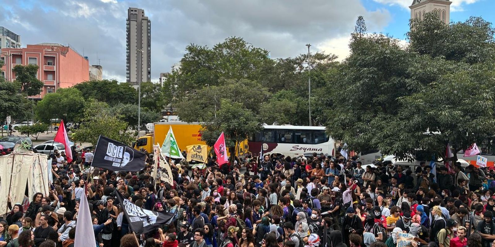 Estudantes paulistas protestam contra políticas educacionais em ato na capital