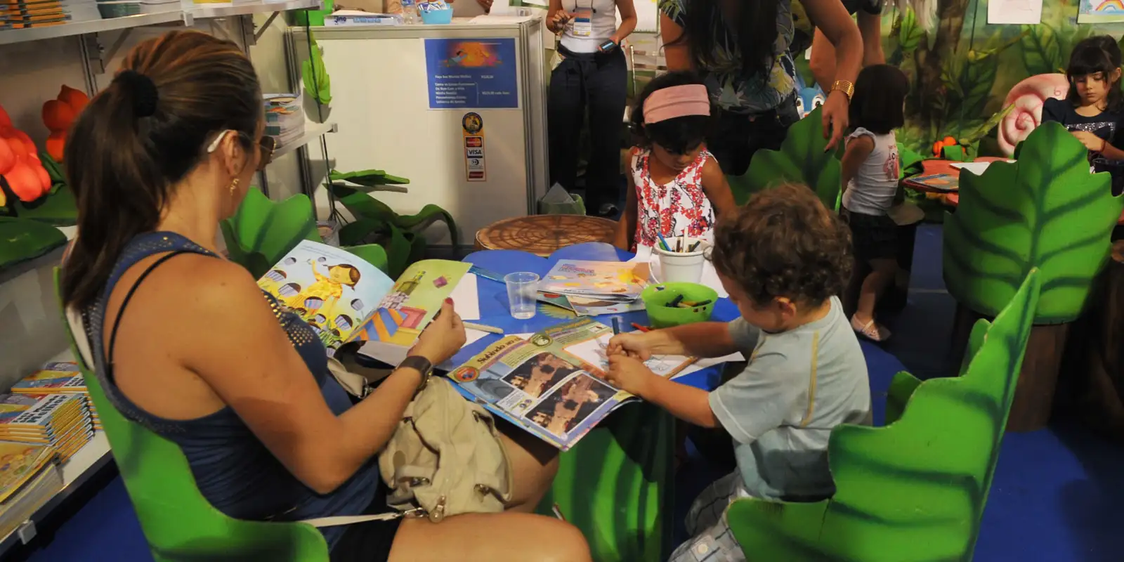 Pesquisa da OCDE: 53% das famílias brasileiras raramente leem para crianças