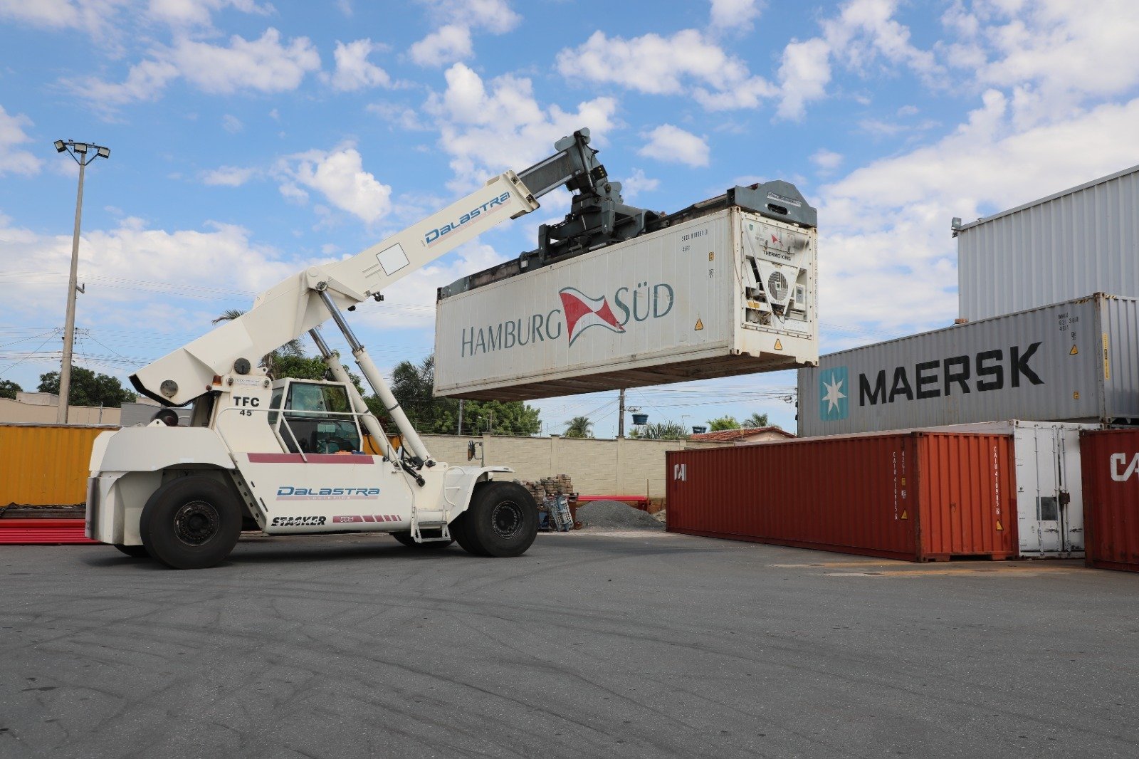 Exportações de Goiás disparam 62,3% em março, impulsionando superávit comercial