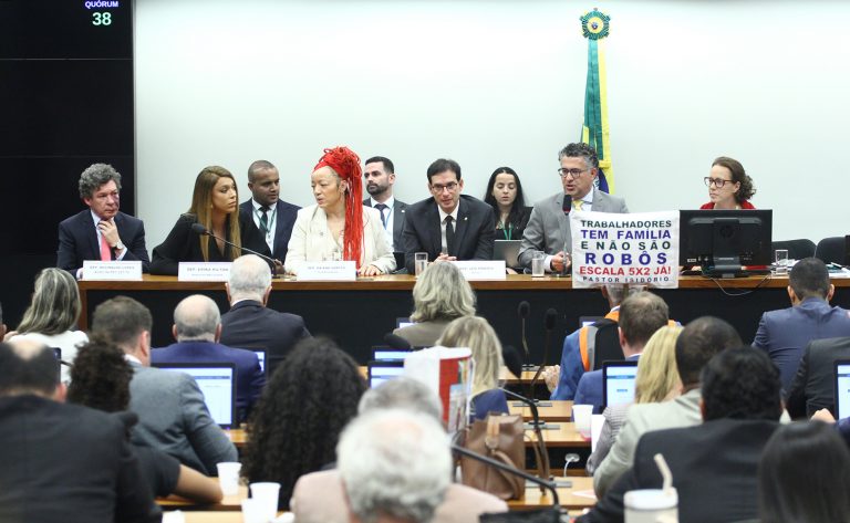 Relator da PEC sobre o fim da escala 6x1 propõe jornada de 40 horas semanais; votação será nesta quarta