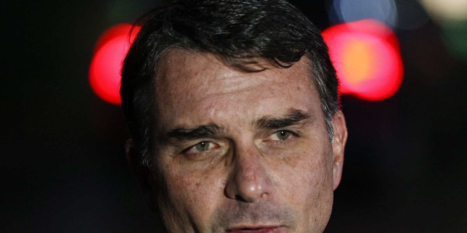 Flávio Bolsonaro confirma contato com banqueiro, mas nega irregularidades
