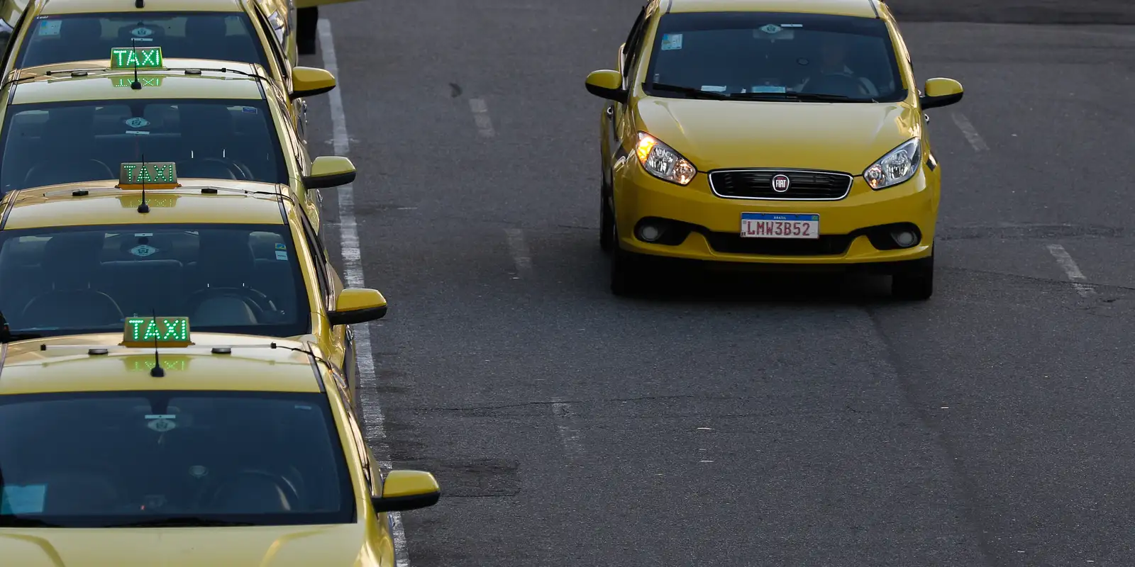 Medida provisória do governo libera R$ 30 bilhões para taxistas e motoristas de aplicativo
