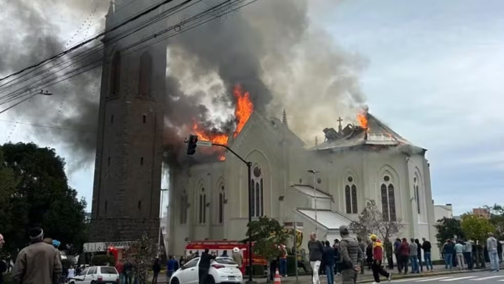 Fogo consome igreja centenária em Flores da Cunha, Rio Grande do Sul