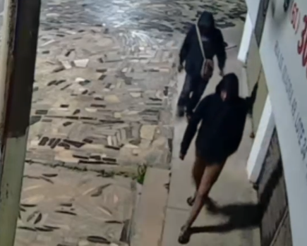 Criminoso furta comércio e leva televisão de 65 polegadas