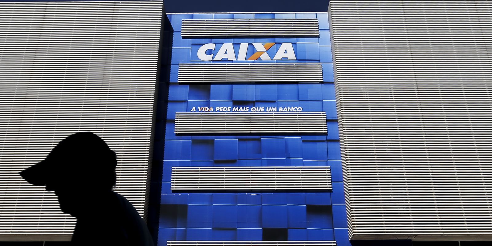 O lucro da Caixa recua 34% no primeiro trimestre devido a novas normas do Banco Central