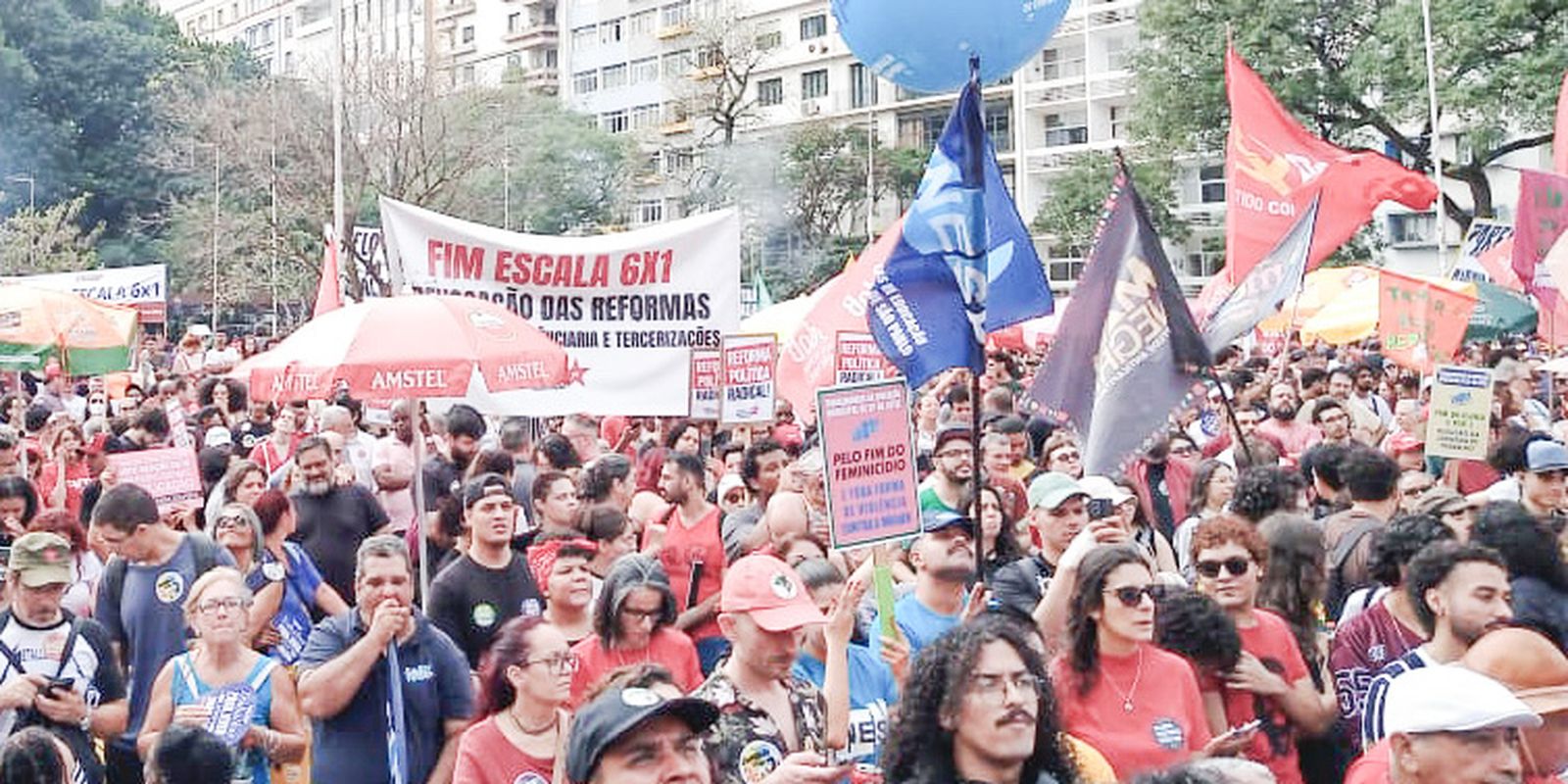 Protesto em São Paulo exige o fim da escala 6x1 e medidas contra o feminicídio