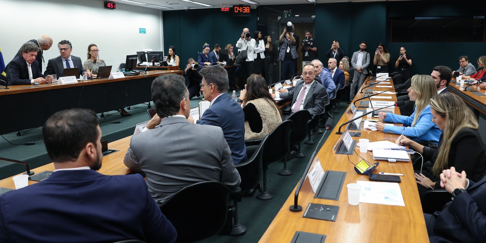 Votação da PEC que encerra escala 6x1 é adiada após pedido de vista
