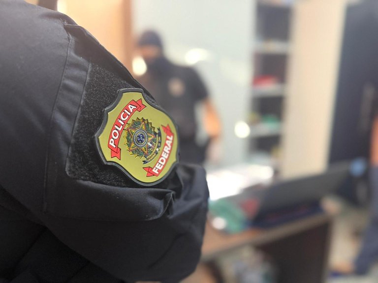 Polícia Federal desmantela rede internacional de tráfico de drogas após apreensão em Goiás