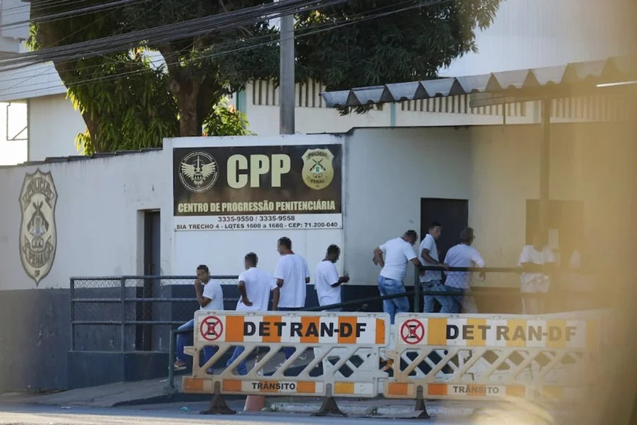 Detento que retornava do trabalho externo é pego com cocaína em bengala