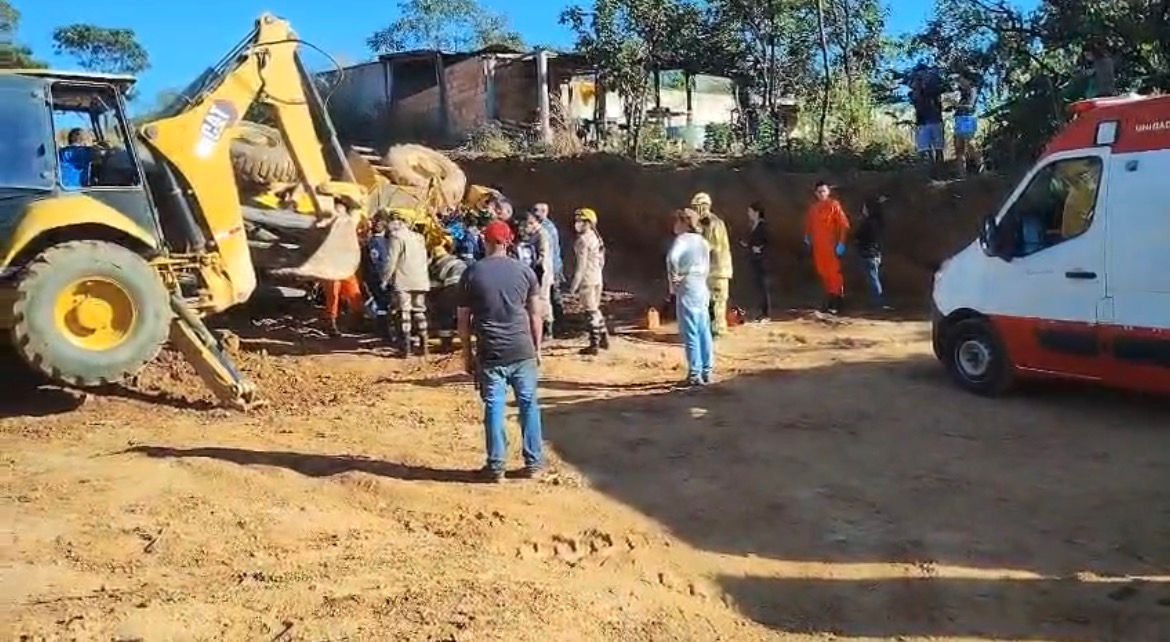 Trabalhador tem pernas esmagadas por retroescavadeira em acidente no Entorno
