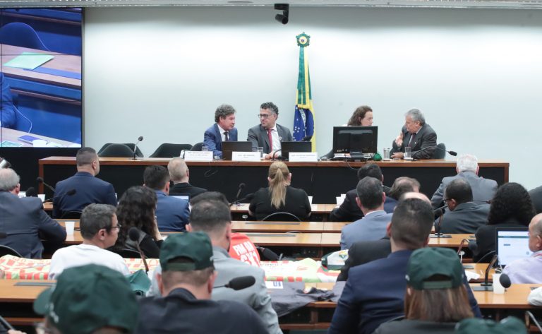 Sindicatos solicitam fim imediato da escala 6x1 sem período de adaptação