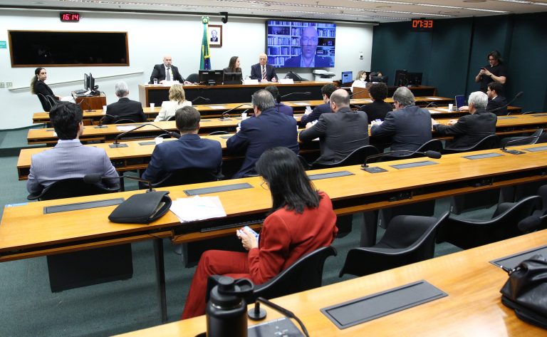 Setor empresarial defende alívio em encargos e critica fim da escala 6x1