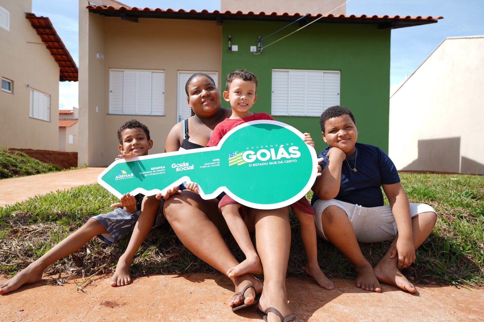 Governador Daniel Vilela entrega 67 casas sem custo em municípios do Entorno do DF