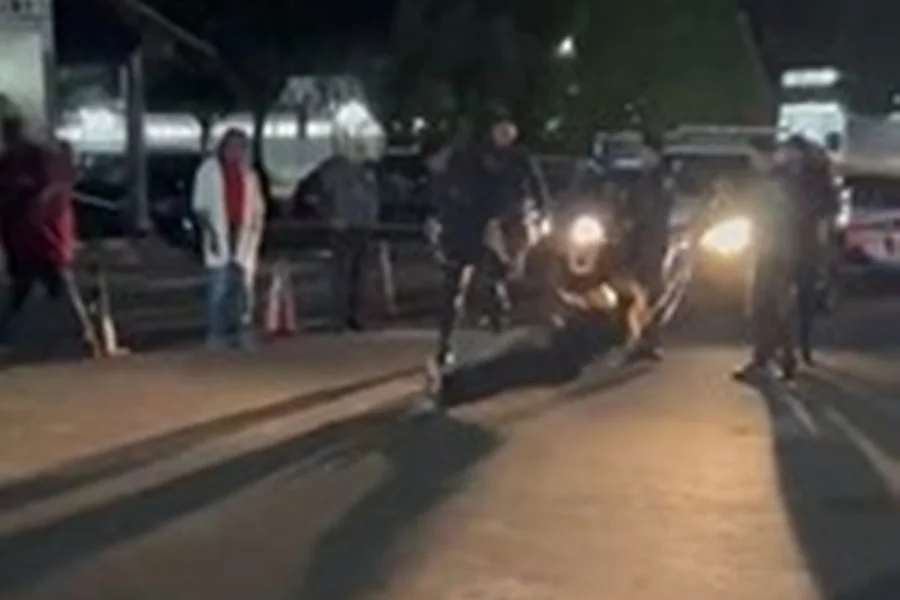 Polícia usa arma de choque para conter mulher que depredou carro do ex no DF