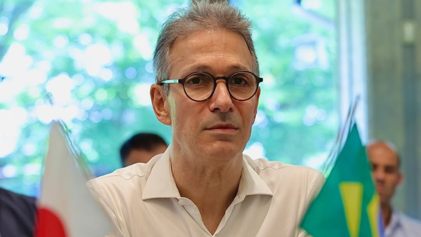 Zema critica Flávio Bolsonaro por sugestão de indicar irmão para Itamaraty