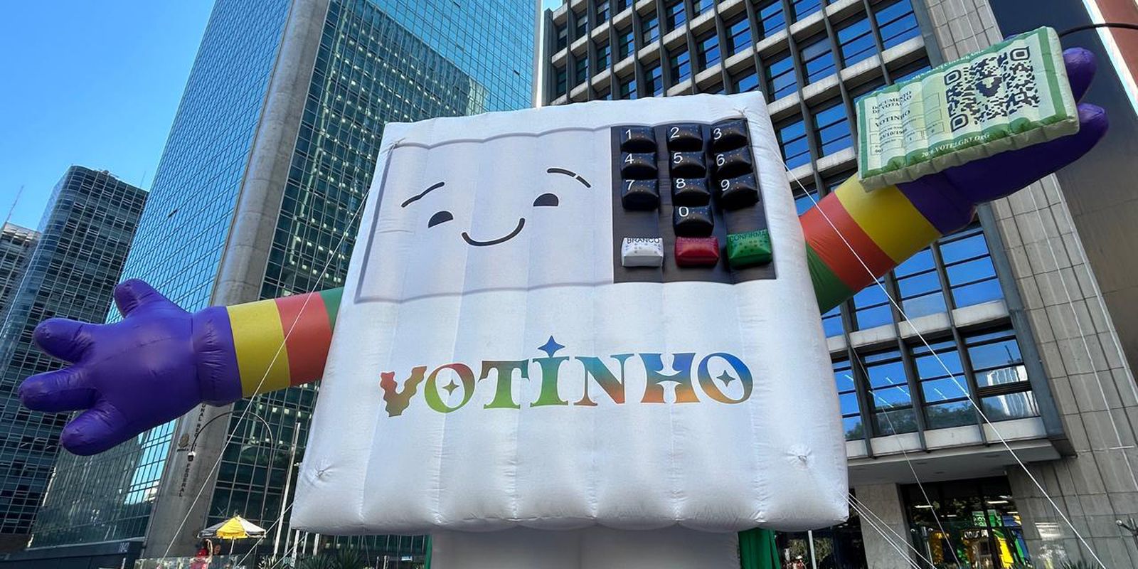 A 30ª Parada do Orgulho LGBT+ de São Paulo destaca a urgência do voto para garantir direitos