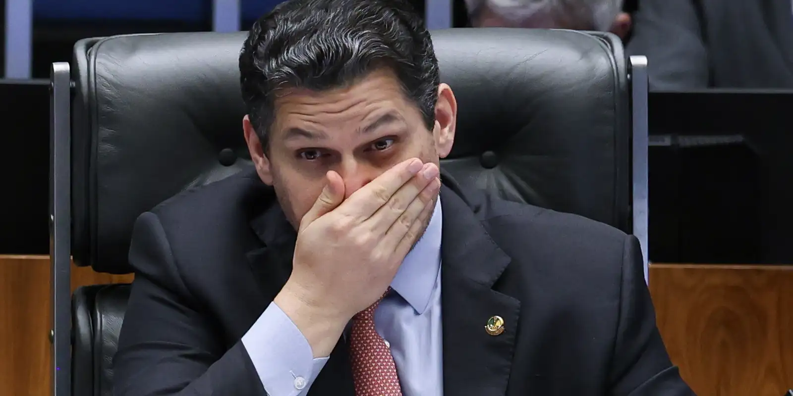 PEC da escala 6x1: Alcolumbre em silêncio enquanto oposição busca manter jornada