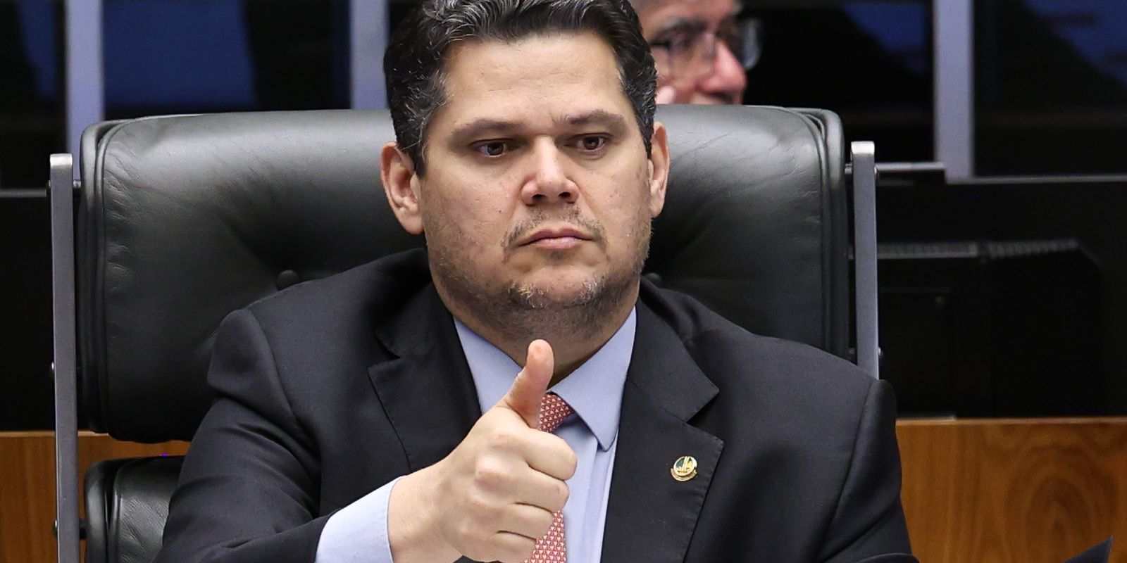 Davi Alcolumbre defende debate e ajustes na PEC do 6x1 no Senado