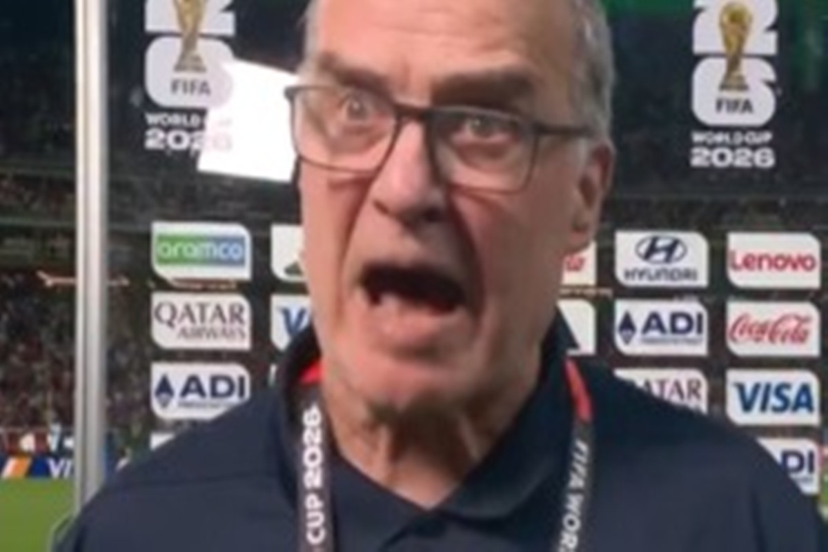 Bielsa reage com irritação a repórter após eliminação do Uruguai na Copa do Mundo de 2026