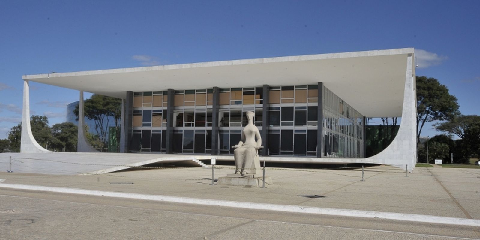 Defesa de Bolsonaro confirma posse de arma ao STF e alega regularidade