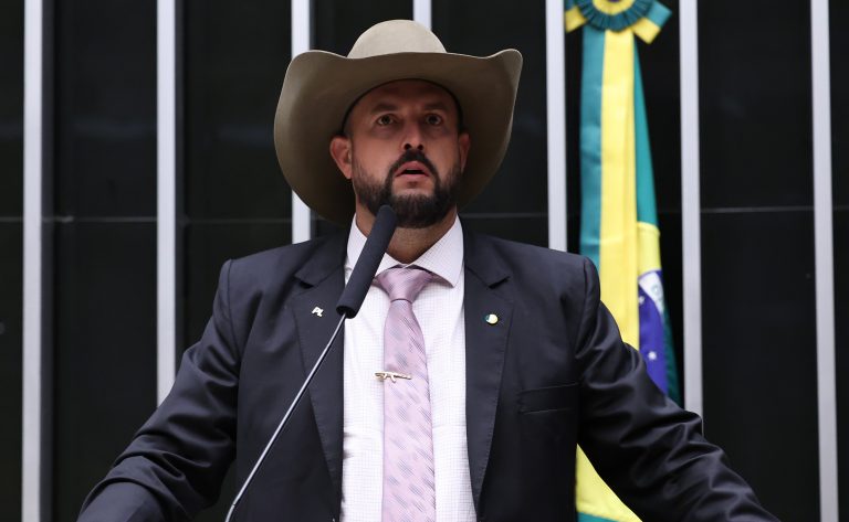 A Câmara dos Deputados aprova MP do piso do frete e concede anistia de multas a caminhoneiros