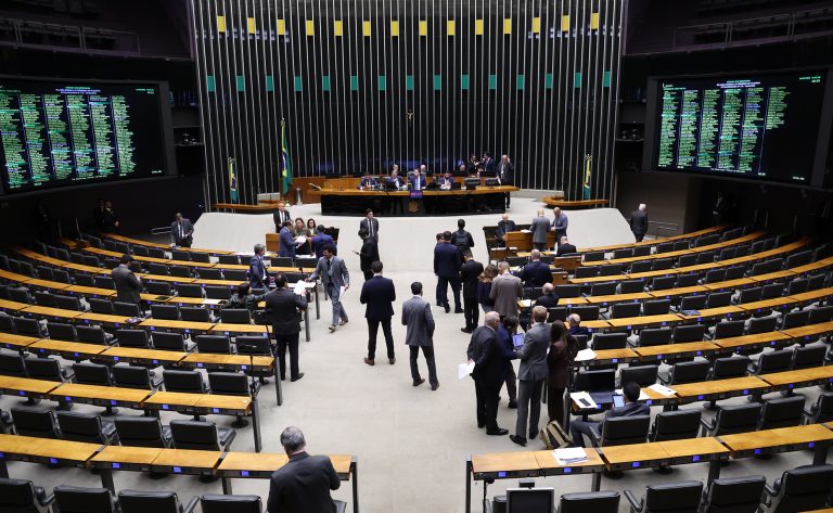 Câmara aprova projeto que garante atestado para responsável por criança doente