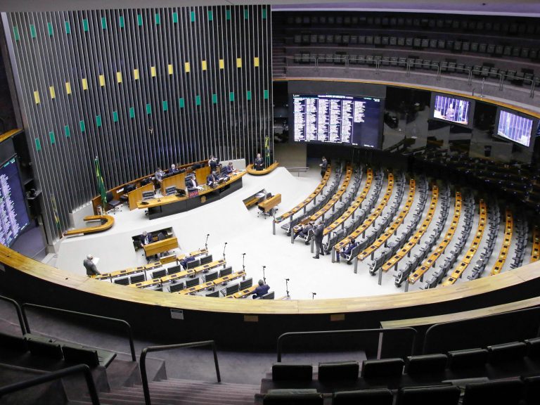 Câmara dos Deputados debate combate ao feminicídio e regras para preço de combustíveis