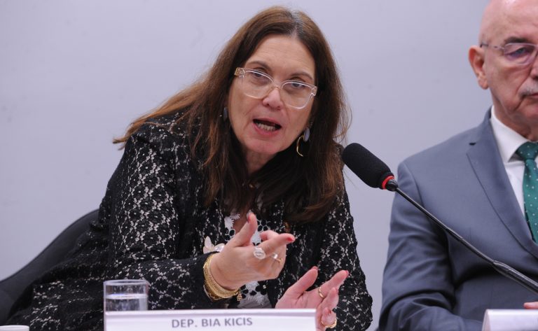 CCJ aprova ações educativas e campanha nacional sobre fibromialgia