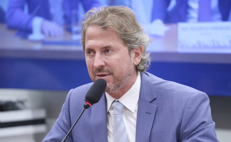 Comissão aprova diretrizes para incentivar o trabalho voluntário e a solidariedade na educação