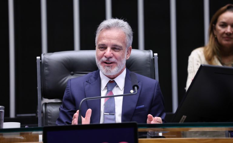 Comissão da Câmara aprova projeto de lei com regras para uso de óculos inteligentes no trânsito