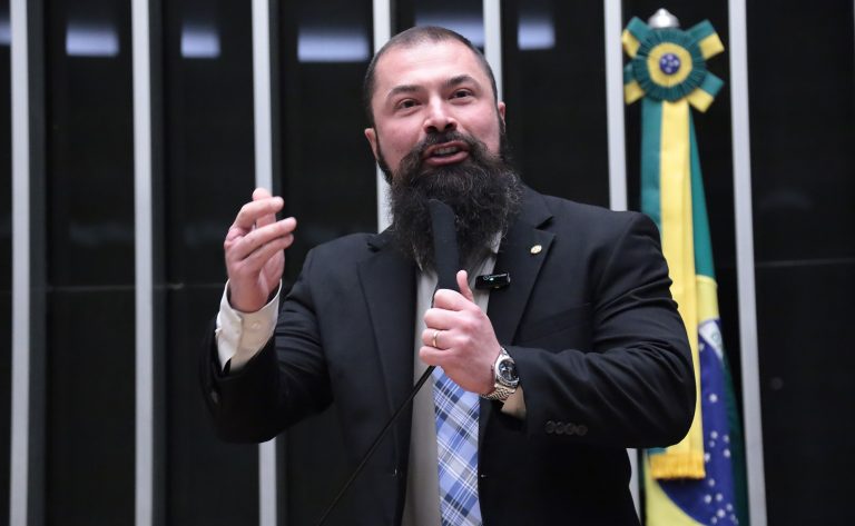 Comissão aprova uso do FGTS para compra de armas e munições visando defesa pessoal