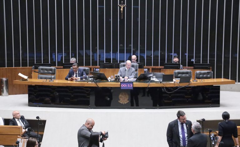 Câmara dos Deputados aprova urgência para 12 projetos de lei