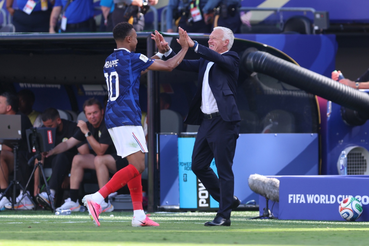 Deschamps homenageia Mbappé após substituição em vitória da França na Copa
