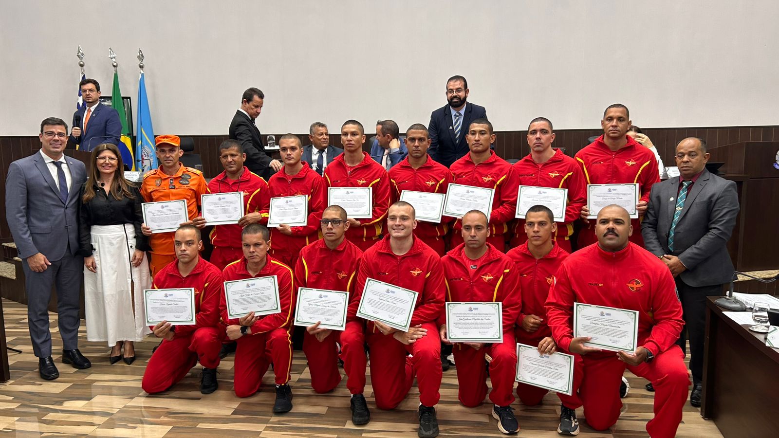 Dra. Claese Rocha concede Moção de Aplauso a bombeiros por conclusão de capacitações em mergulho e pilotagem operacional