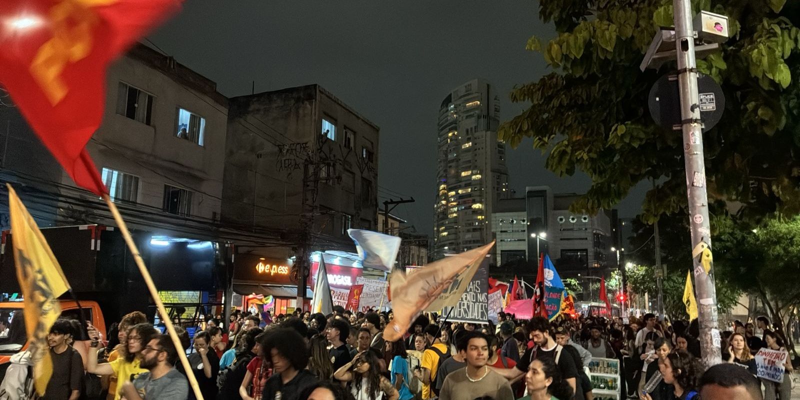 Estudantes de SP protestam contra cortes em universidades