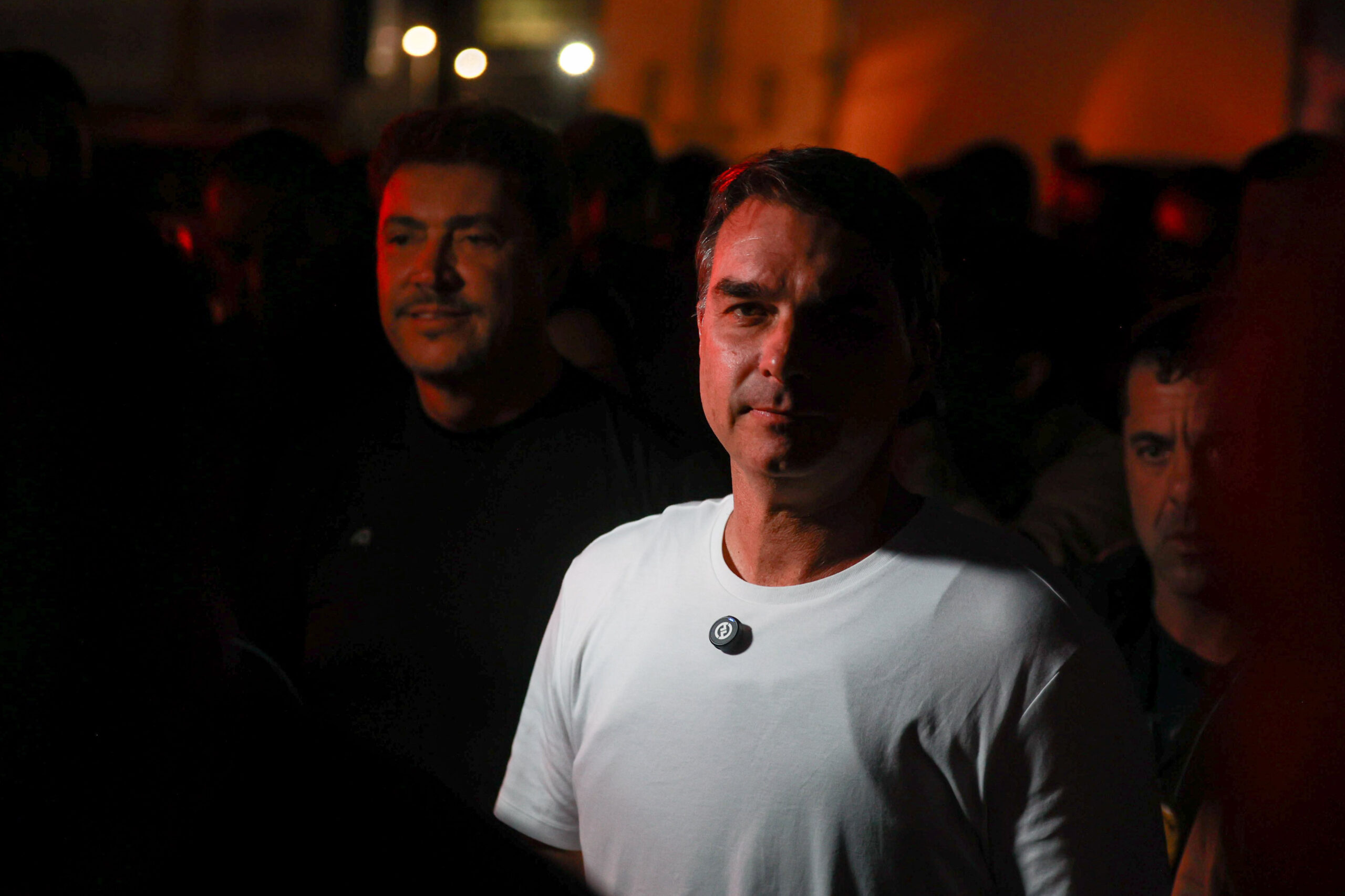 Flávio Bolsonaro visita Jair, mas tensão com Michelle Bolsonaro persiste