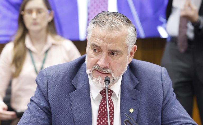 Governo retira urgência de projeto sobre jornada de trabalho