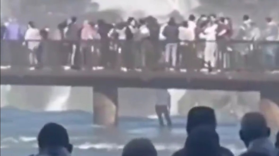Turista salta na água perto das Cataratas do Iguaçu para recuperar celular