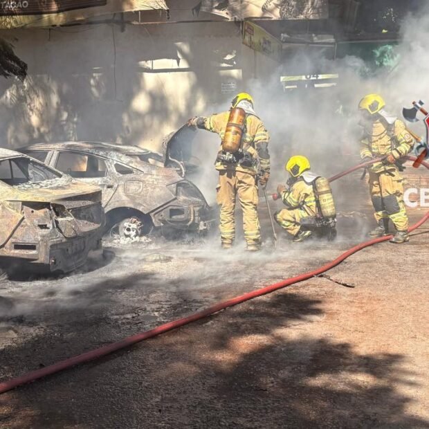 Incêndio atinge veículos perto da Feira dos Importados em Brasília