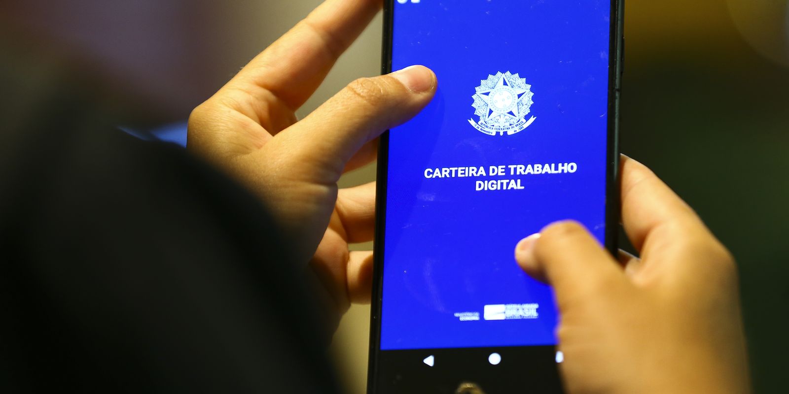 Mercado de trabalho formal no Brasil cresce, impulsionado por vínculos no serviço público