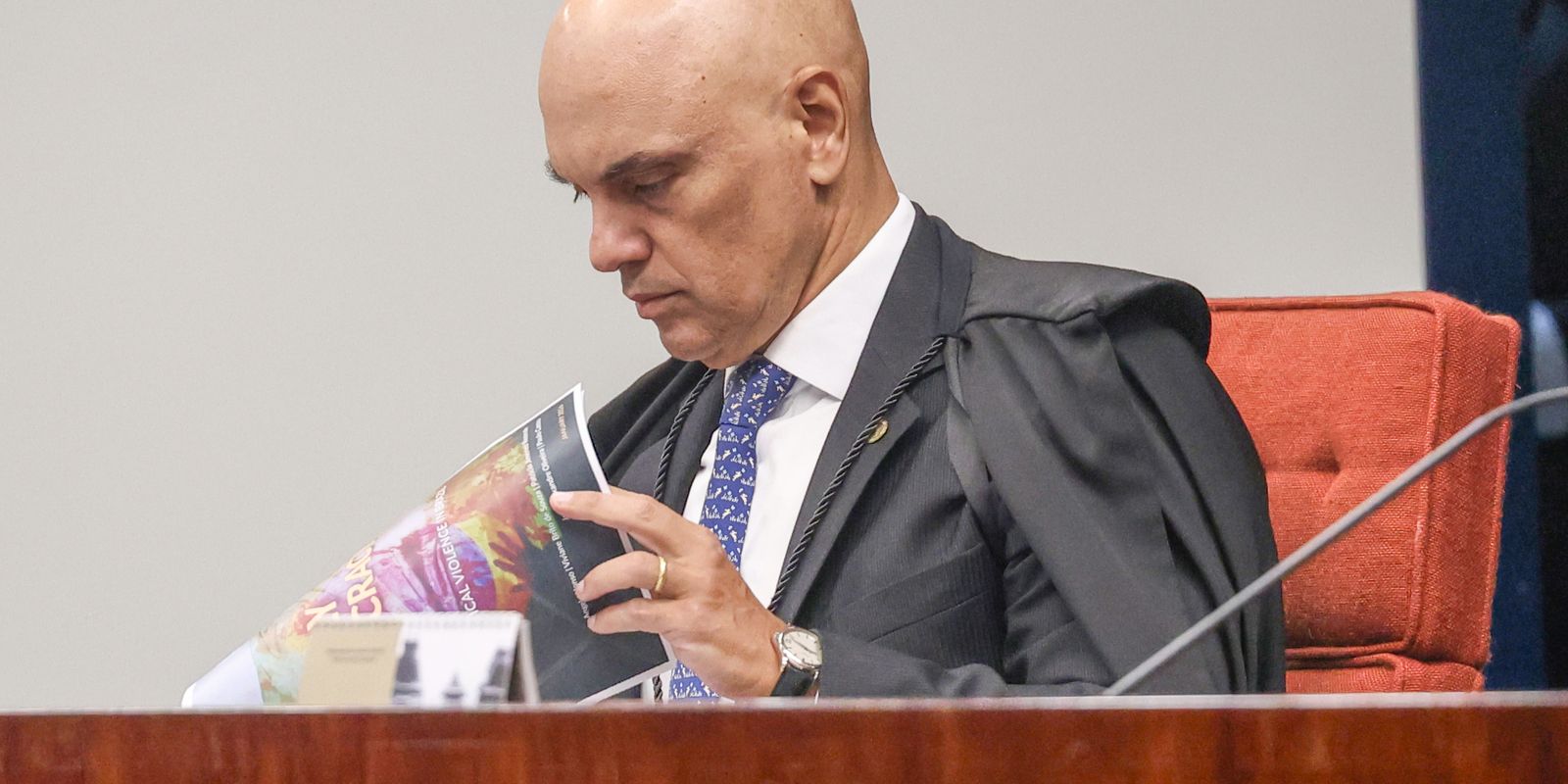 Moraes concede 24 horas para Bolsonaro esclarecer apreensão de arma em blitz da PMDF