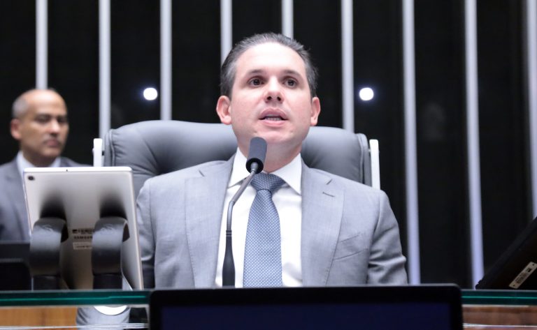 Hugo Motta vincula votação de impostos sobre combustíveis à retirada de urgência da redução de jornada