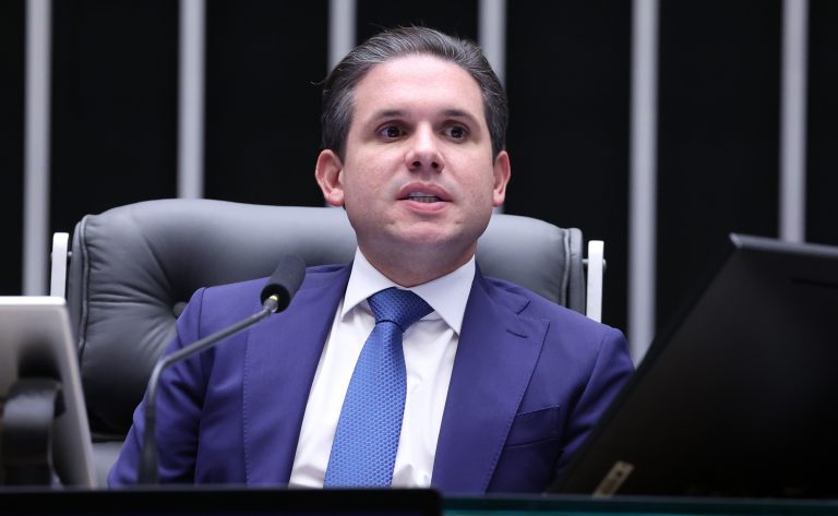 Hugo Motta recebe proposta de Lula para elevar limite de faturamento do MEI