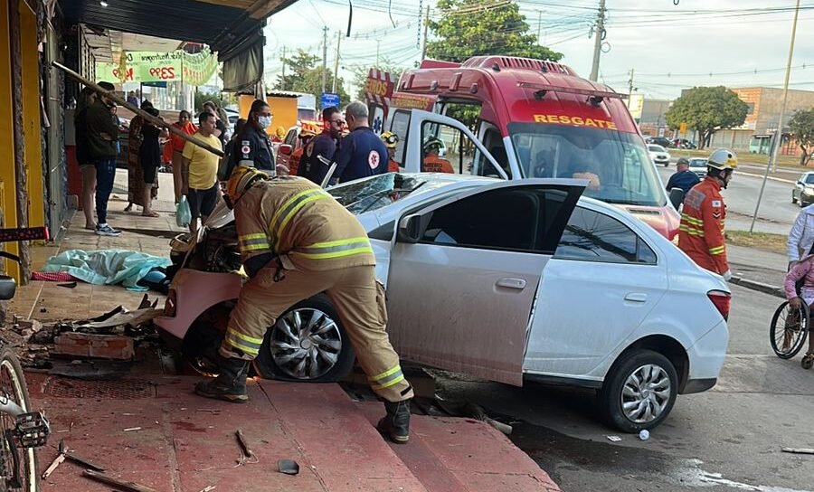 Mulher morre atropelada por carro desgovernado guiado por adolescentes no Distrito Federal