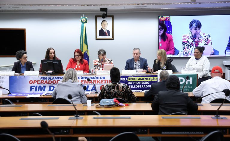 Operadores de telemarketing pedem regulamentação da profissão contra precarização do trabalho