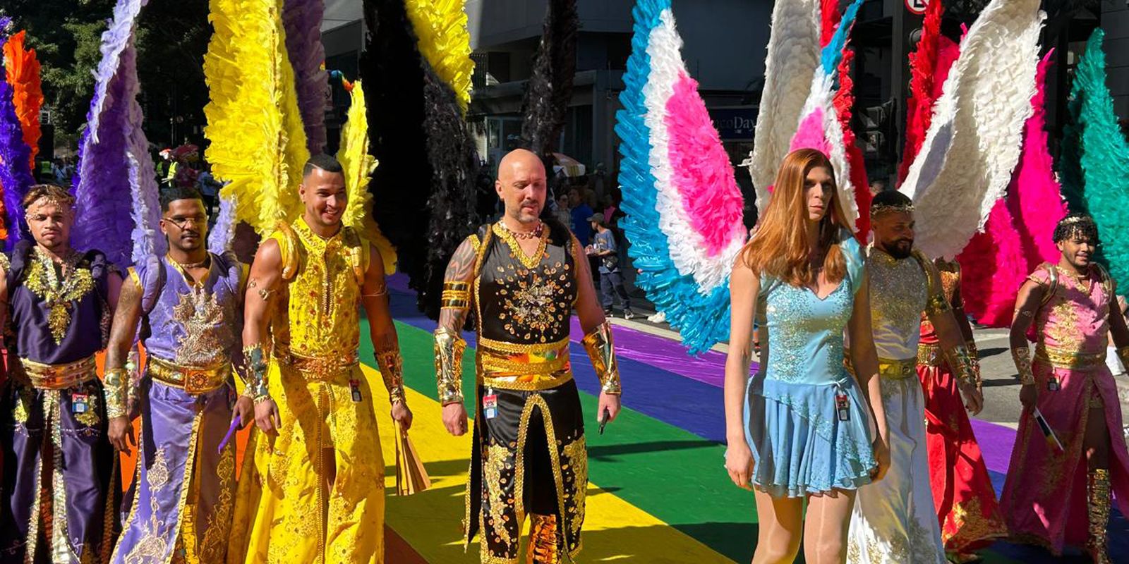 Parada do Orgulho LGBT+ em São Paulo destaca a importância do voto com urna gigante na Avenida Paulista