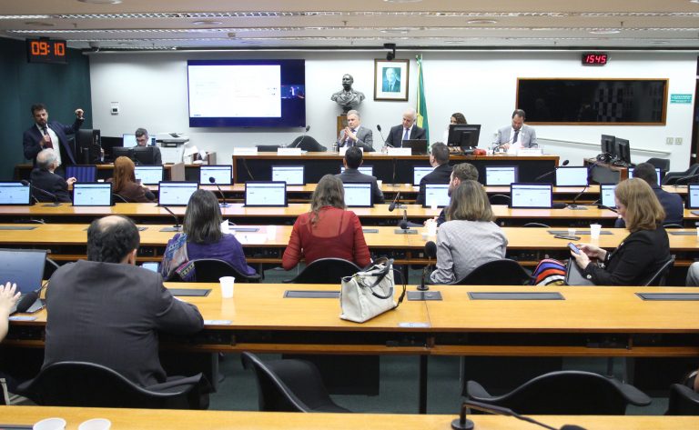 Pirataria e informalidade elevam custos da indústria e demandam ação coordenada, apontam especialistas na Câmara