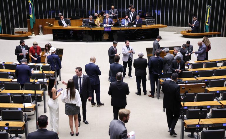 Plenário da Câmara dos Deputados avalia acordo de cooperação espacial entre Brasil e Venezuela